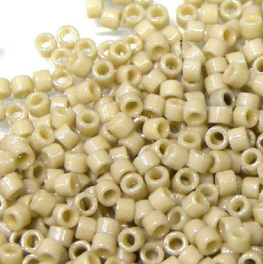 11/0 MIYUKI delica DB2364 Duracoat Opaque Navajo White - 1gr.  - Miyukilandia