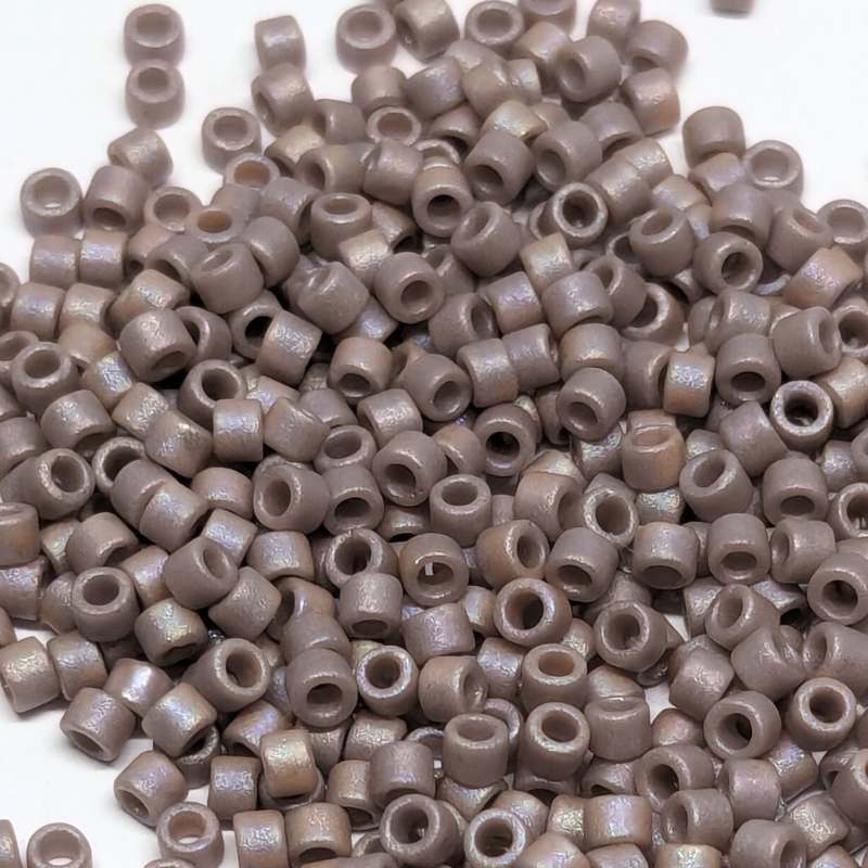 11/0 MIYUKI delica DB2305 Opaque Glazez Rainbow Lavender 1gr.  - Miyukilandia