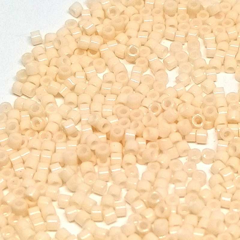 11/0 MIYUKI delica DB1492 Opaque Light Peach - 1gr.  - Miyukilandia