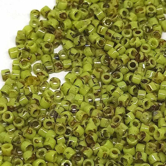 11/0 MIYUKI delica DB2265 Opaque Picasso Chartreuse - 1gr.  - Miyukilandia