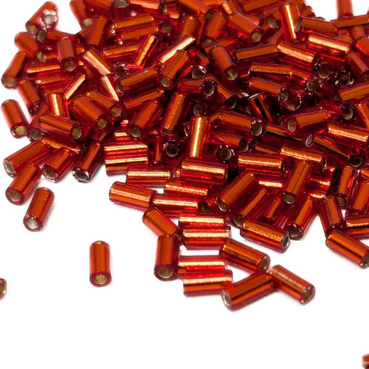 Cuentas Bugle Miyuki 3mm en color Silver Lined Flame Red, bolsa de 5g, ideales para bordado, flecos y técnicas con telar