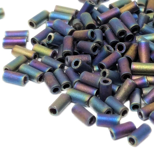 Cuentas Bugle Miyuki de 3 mm en color Matte Black AB, en presentación de 5 gramos, perfectas para bordado y telar.