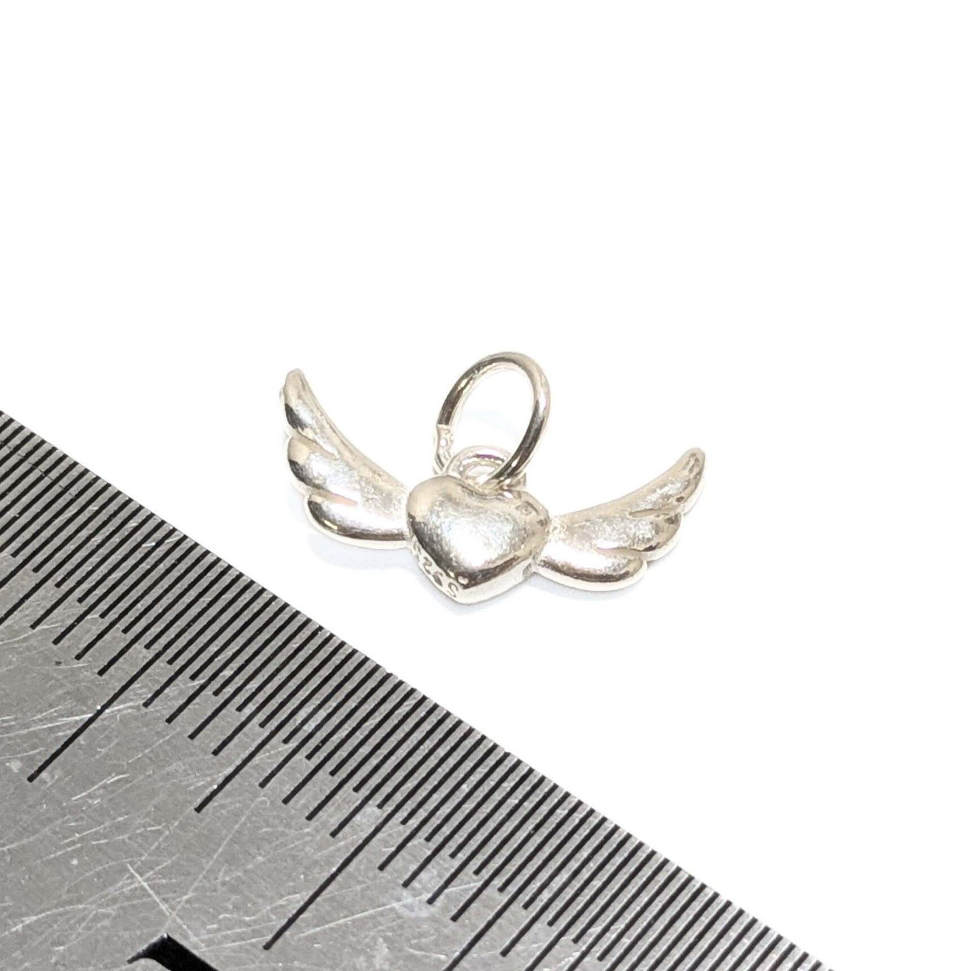 Abalorio corazón con alas en plata de ley 925 acabado plateado