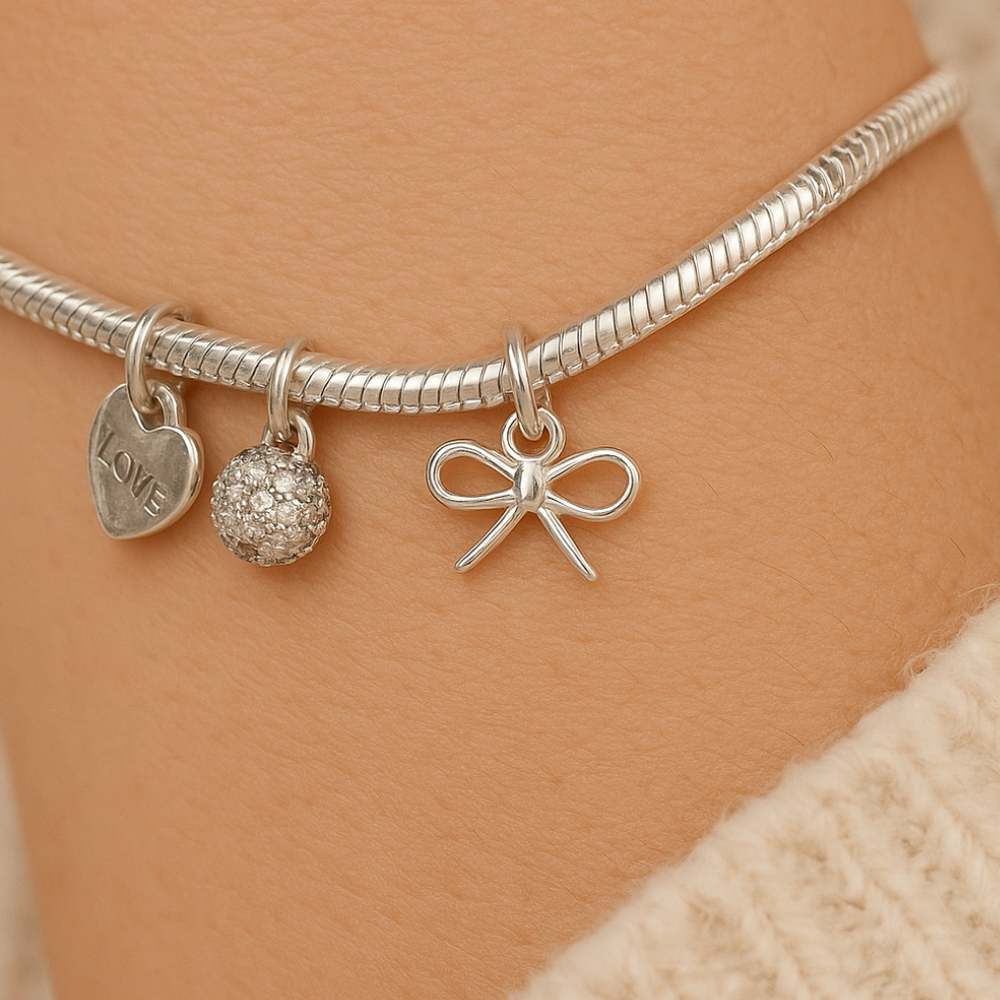 Pieza pequeña de plata con diseño femenino y brillante