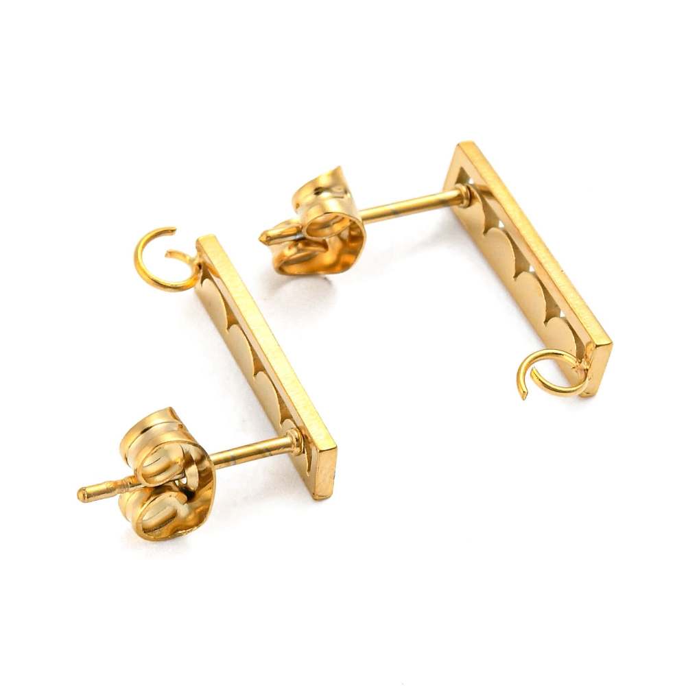 Fornitura de pendiente tipo stud en acero 304 dorado con recubrimiento Ion Plating, diseño rectangular con media caña y bucle vertical.