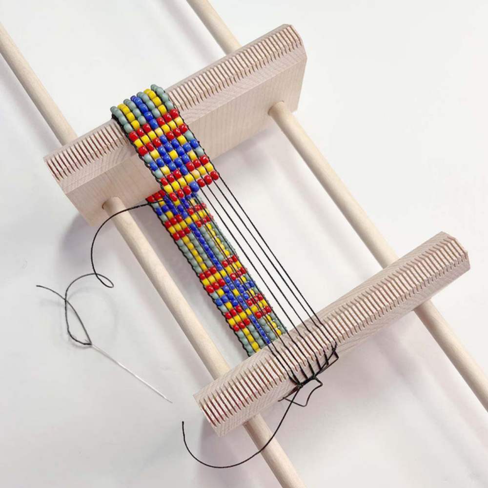 pulsera tejida en tealr de abalorios de madera